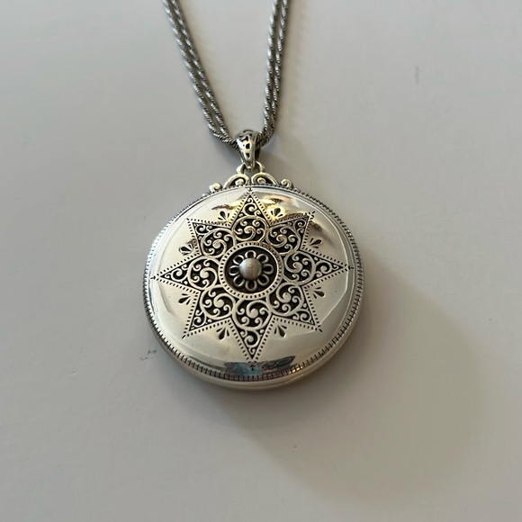Brighton Snowflake Locket. 22” full length. Silver plate. - Picture 4 of 5